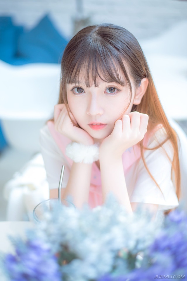 世上本没有路，走的人多了，也便成了路。通过云端的道路，只亲吻攀登者的足迹。