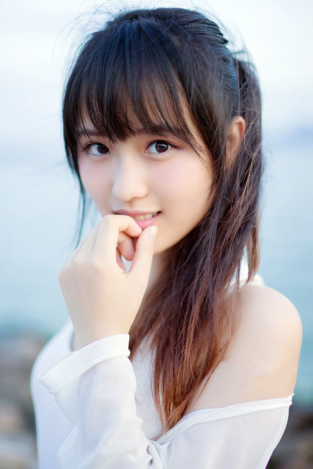 挥挥手，身后百名虎卫战士迅速停下，副统领上前，疑惑的看了虎卫统领一眼：“怎么了？”